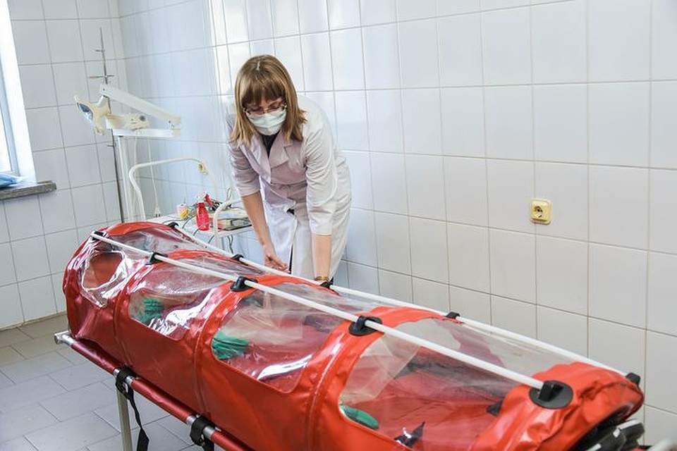 Больного коронавирусом новосибирца подключили к ИВЛ.