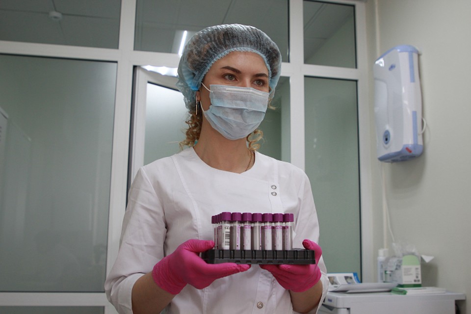 В день в Свердловской области теперь проводят около 2000 исследований на коронавирус.