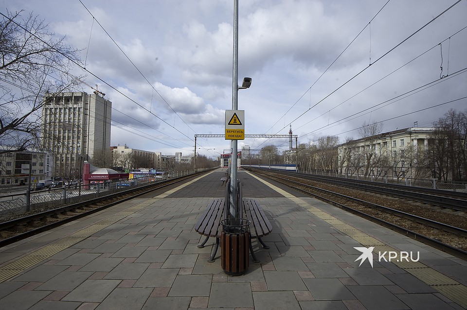 Из-за коронавируса улицы Екатеринбурга опустели, конечно, но многие горожане по-прежнему продолжают гулять.