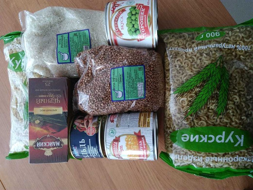 В каждом наборе – макароны, крупы, соки, чай, сахар, масло растительное, консервы и другие продукты