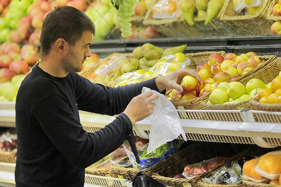 Продажа овощей и фруктов в режиме самообслуживания (когда покупатели сами набирали их в пакеты и взвешивали) теперь запрещена - это предлагал сделать главный санитарный врач региона. Теперь все продукты для продажи должны быть заранее упакованы.