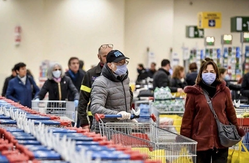 В магазине всегда найдутся те, кто отказывается надевать маски. Фото: 9111.ru