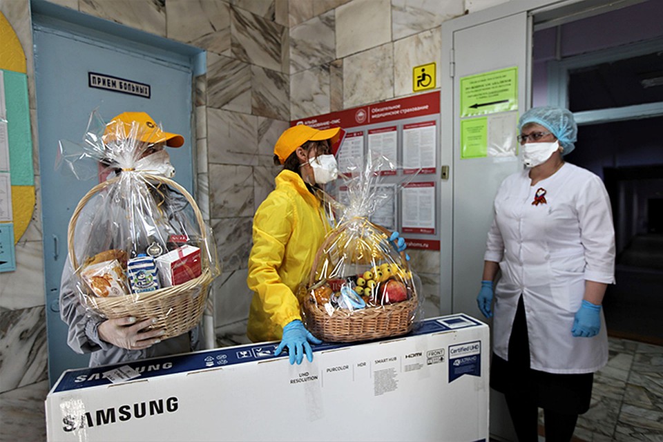 Главным подарком, доставленным волонтерами, стал современный телевизор Samsung с диагональю экрана 139 сантиметров. Фото: АО «СУЭК – Кузбасс»