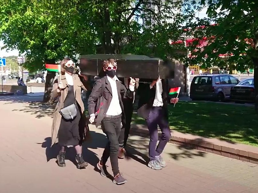 Во время репетиции парада Победы активисты «Молодежного блока» станцевали на главном проспекте страны с гробом. Фото: скрин с видео