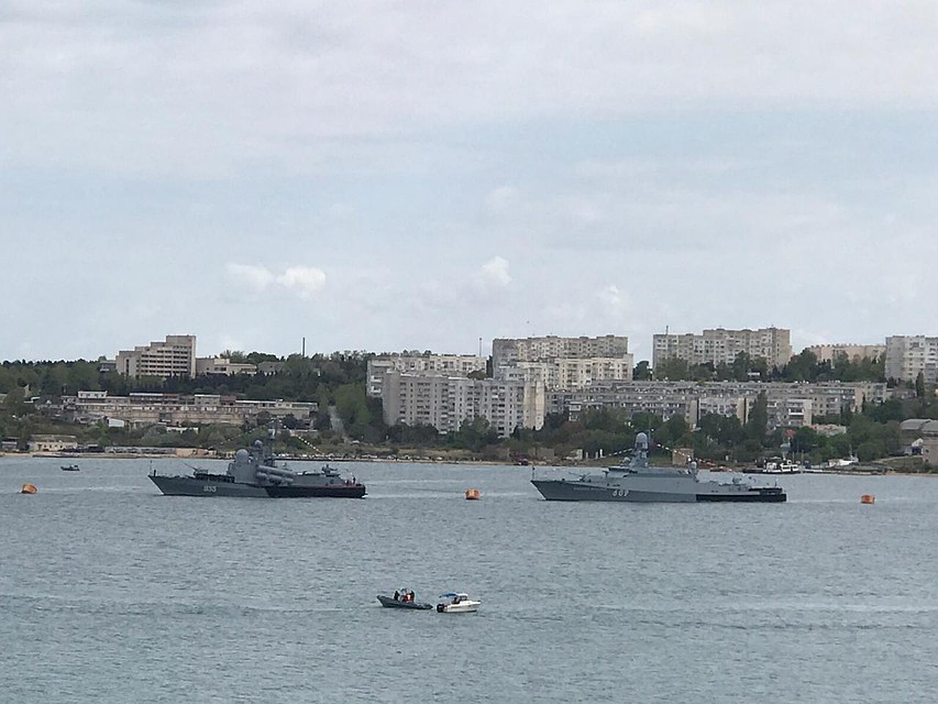 Катер завернули к берегу