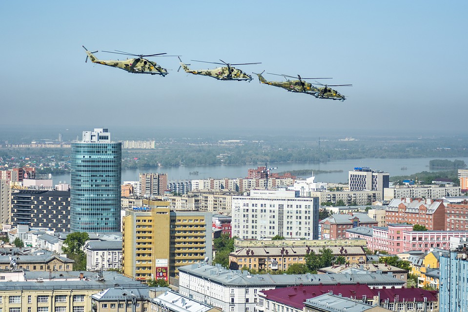 Чтобы разглядеть вертолеты, пришлось подняться повыше.