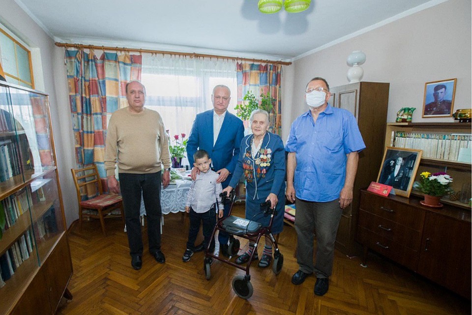 Игорь Додон лично приходит к ветеранам.
