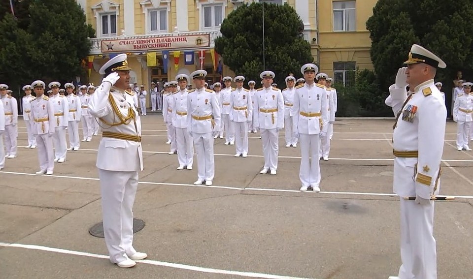 Выпускники выстроились на площади перед зданием училища