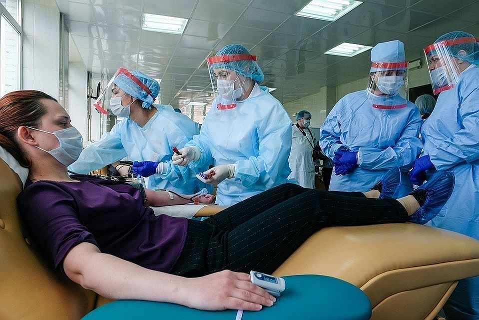 Всем жителям региона советуют использовать средства индивидуальной защиты при нахождении в общественном транспорте.
