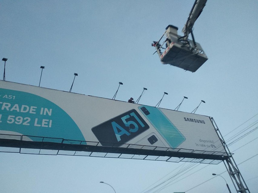 Парень залез на билборд.