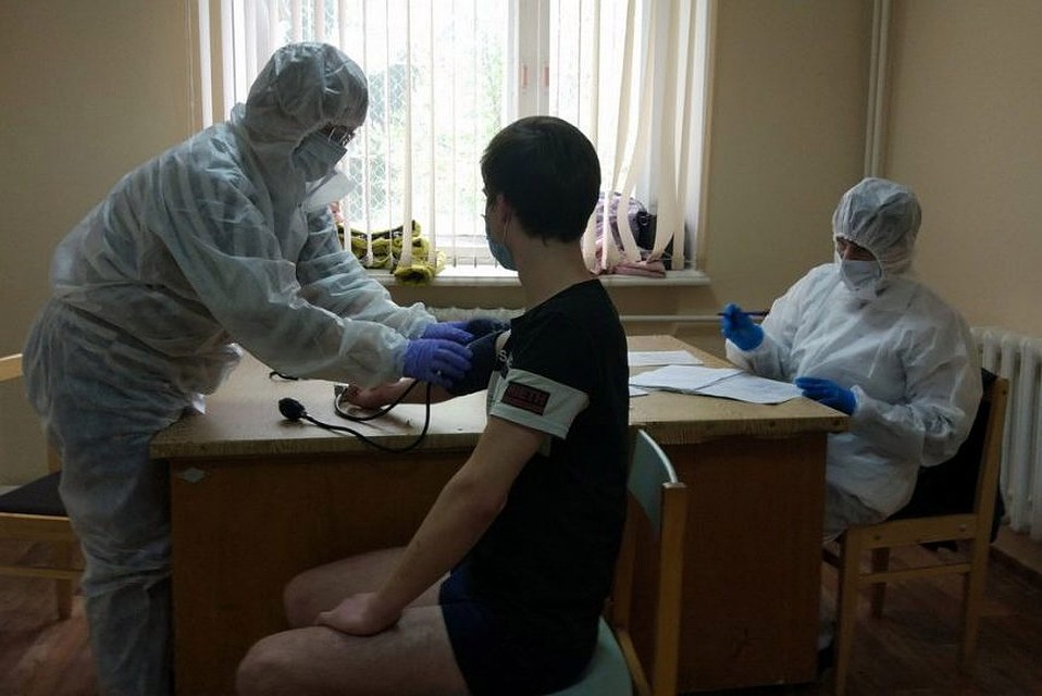 Призывников обследуют в индивидуальных средствах защиты. Фото: ИД "Пресса".