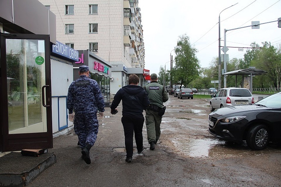 Мужчину задержали во время выгрузки тортов