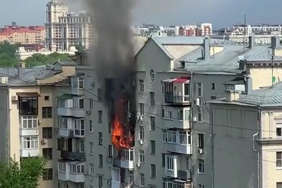 Пожар начался в одной из квартир и быстро распространился на соседние