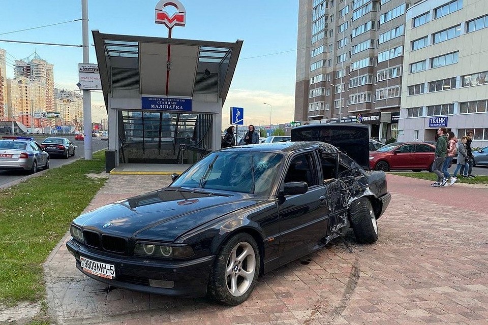 Иномарку с полосы движения вынесло к выходу из метро. Фото: Телеграм-канал УГАИ ГУВД Мингорисполкома
