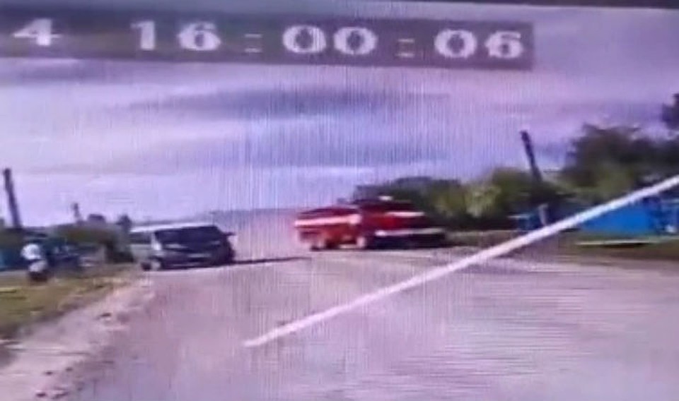 Сотрудники ДПС в Бурятии помогли жителям деревни потушить пожар. Фото: скрин с видео