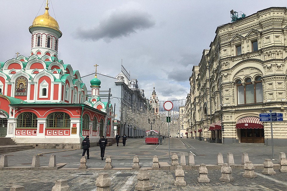 Теперь по Никольской только полицейские ходят. Ни одного туриста нет