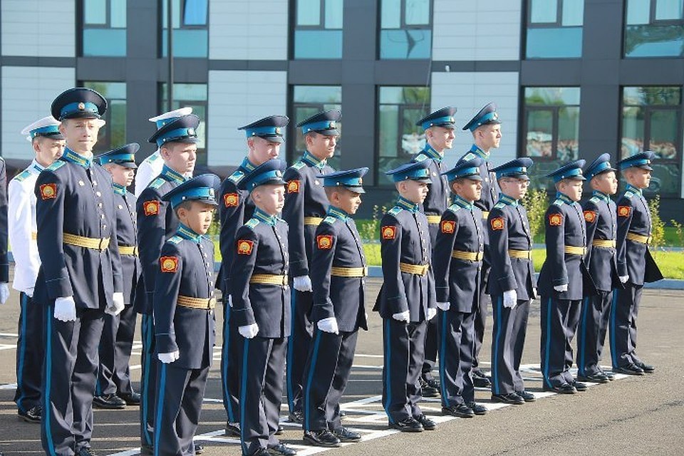 Сергей Цивилев обсудил с начальником президентского кадетского училища сроки окончания строительства. Фото: Пресс-служба АПК