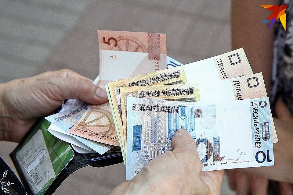 Надбавка врачам-специалистам составит 1,5 тысячи рублей, медработникам со средним медобразованием – 1,3 тысячи рублей, другим работникам – 900 рублей