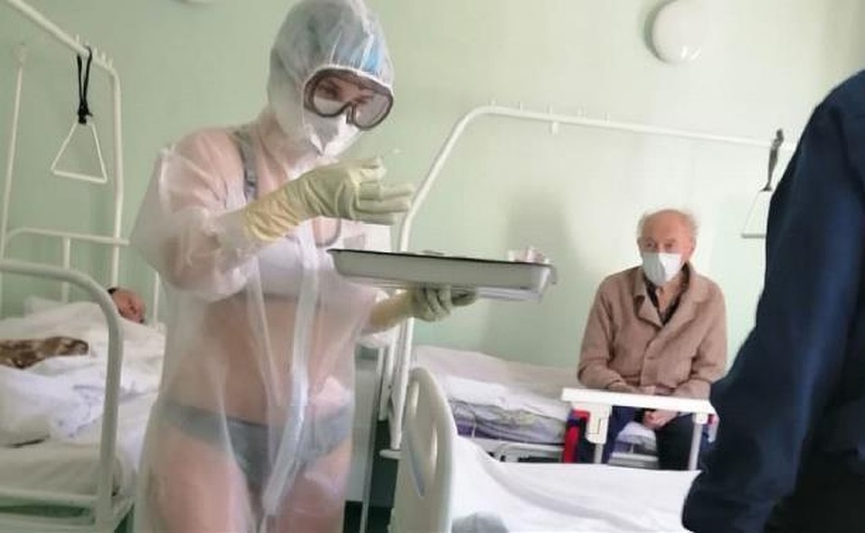 В Туле вызвала резонанс история с медсестрой, надевшей защитный костюм поверх купальника.