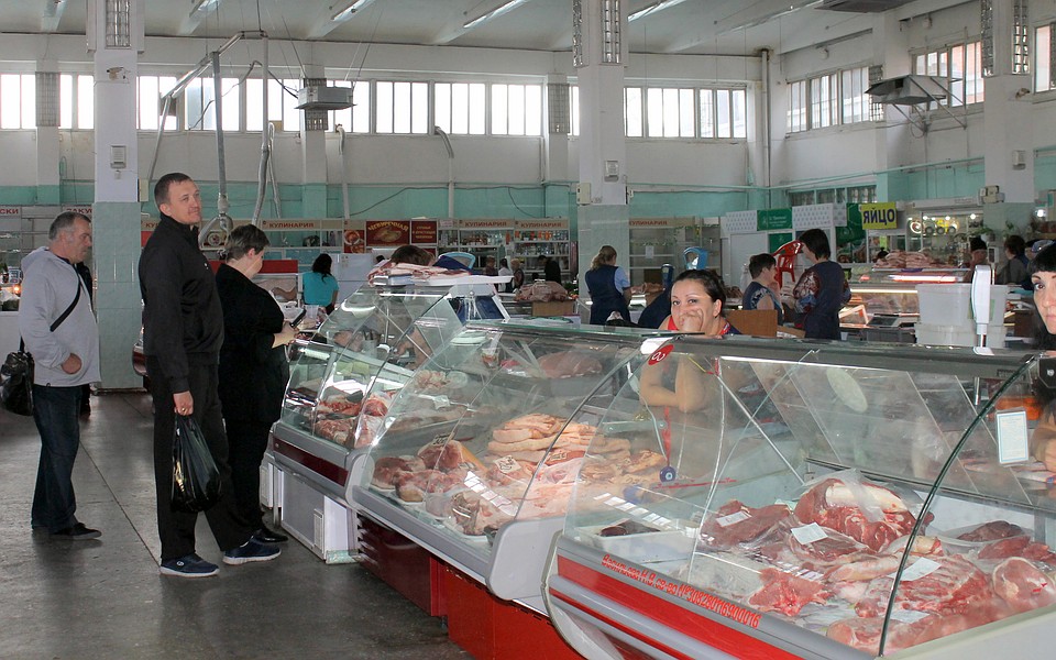 Подпись к фото: Эх, не пройти нам больше по торговым рядам, не купить мясца на «Центральном»… Фото: Дарья ПРОКОПЬЕВА