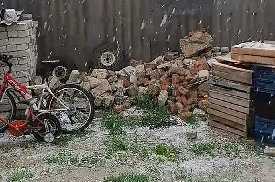 Град заметили в Брянске, Дятькове, поселках Старь и Путевка. Скриншот с видео "Подслушано Брянск"