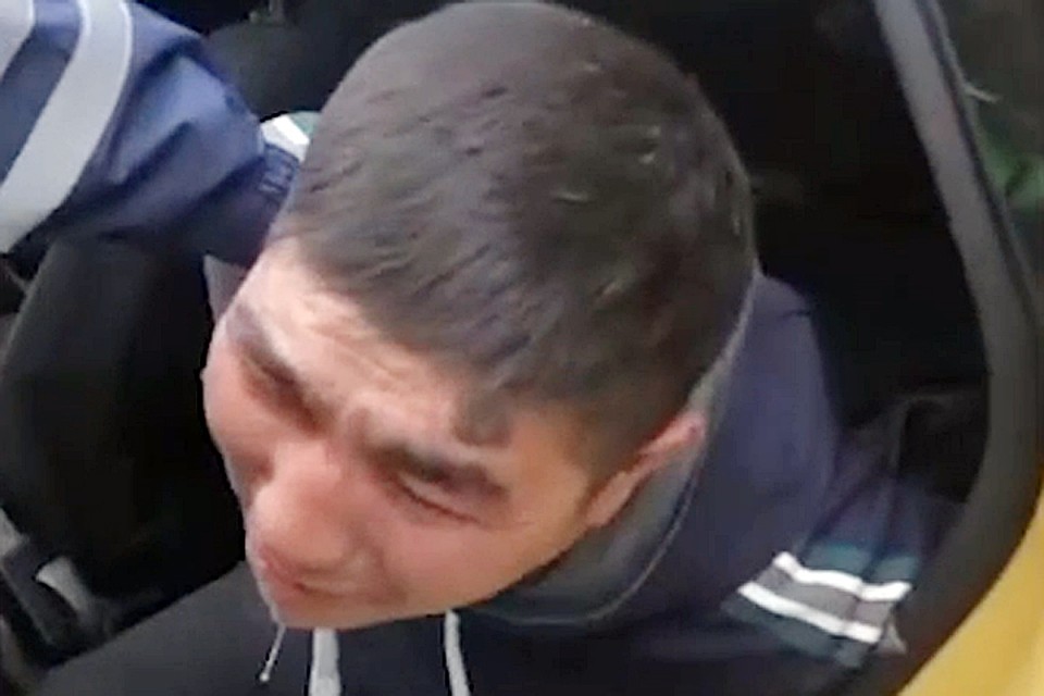 В ответ на требования выйти из автомобиля гражданин повел себя агрессивно