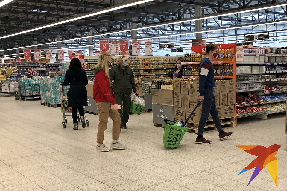 В гипермаркетах покупателям без масок товар просто не продают. Если маску не купил.