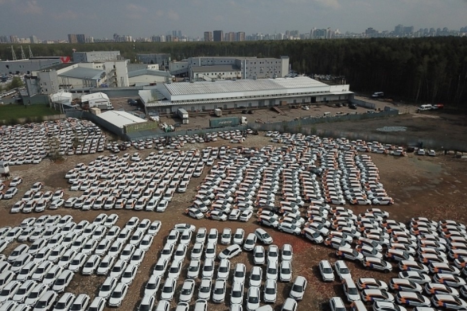 Автомобили оператора каршеринга «Яндекс.Драйв» на одной из городских стоянок