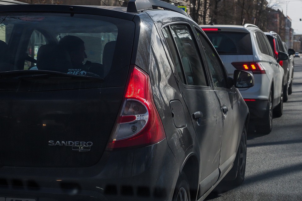 Автомобилисты встали в сложную пробку на севере Петербурга утром 25 мая