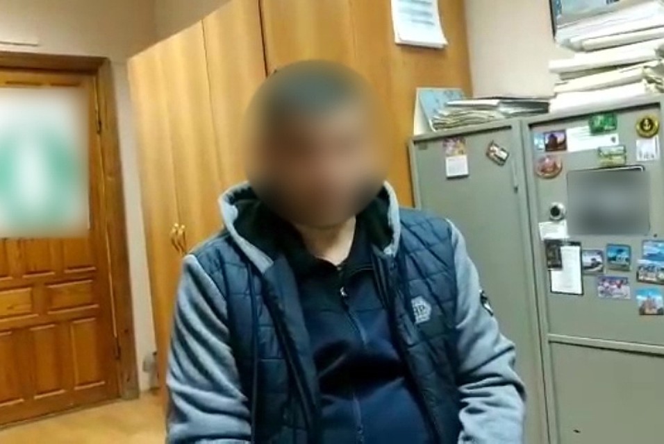 Сейчас с подозреваемым работают сотрудники правоохранительных органов.