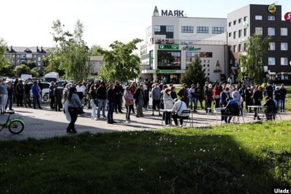 Блогер Тихановский провел пикет по сбору подписей в Слуцке. Фото: «Радыё Свабода»