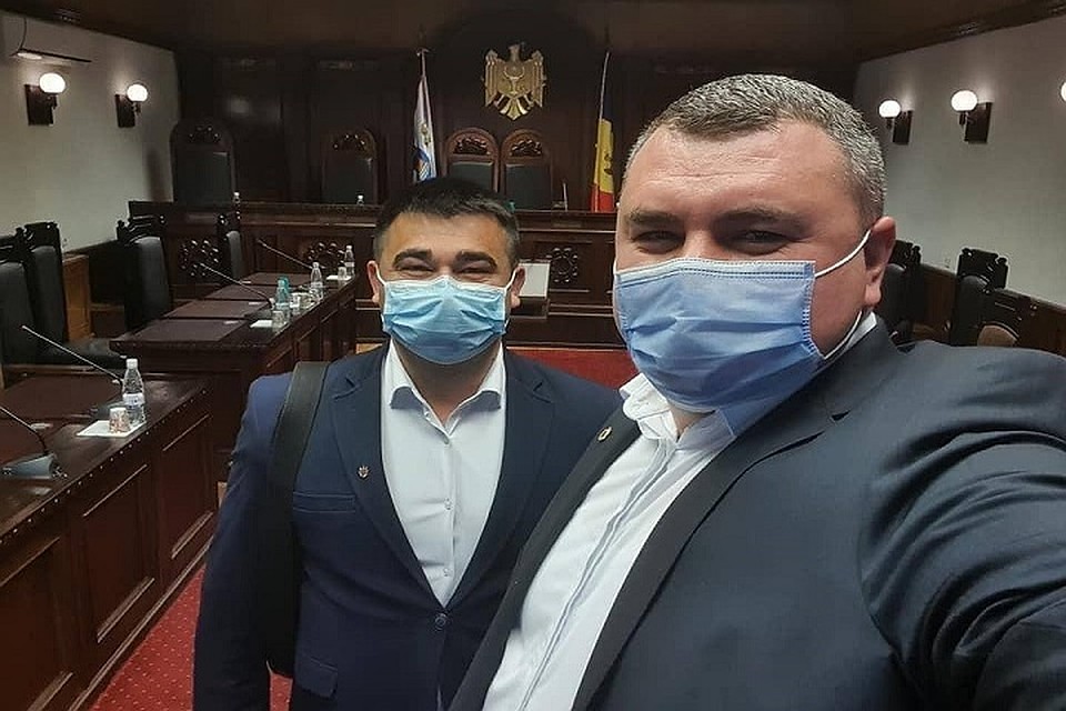 Николай Паскару (слева) после заседания Конституционного суда (Фото: соцсети).