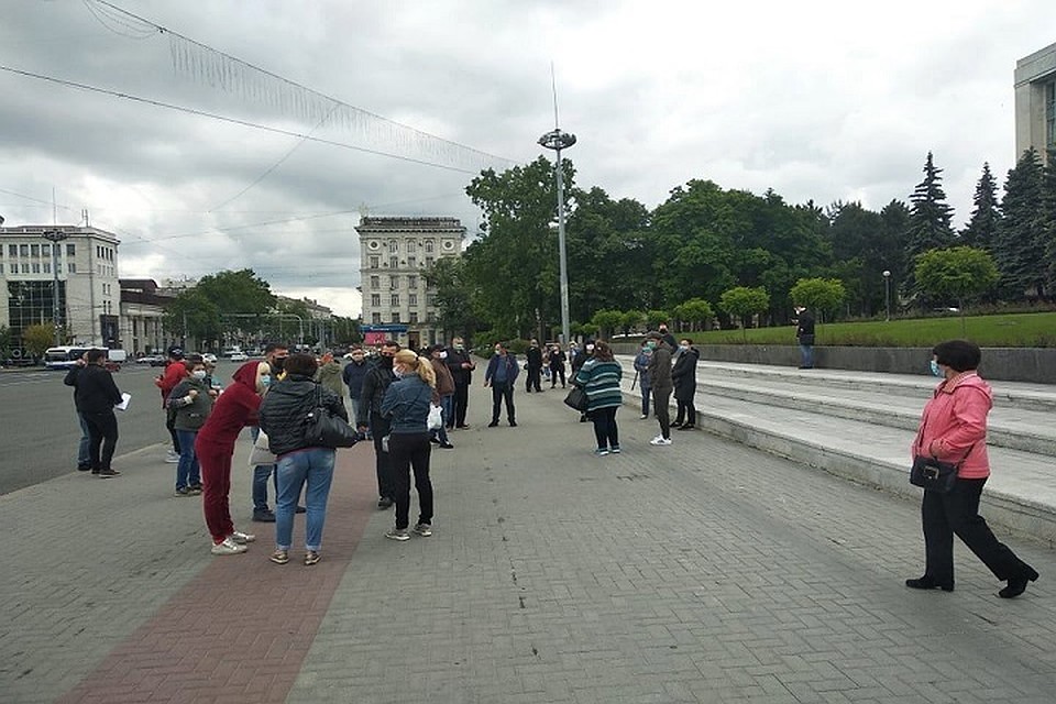 Участники акции протеста требуют справедливости.