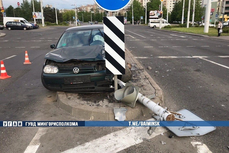 мужчина в нетрезвом состоянии не справился с управлением, въехал на бордюрный камень и врезался в светофор. Фото: телеграм-канал ГАИ ГУВД Мингорисполкома