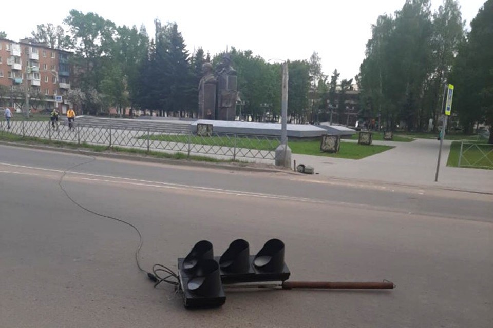 Светофор упал на голову пешеходу. Фото: УГИБДД по Тверской области