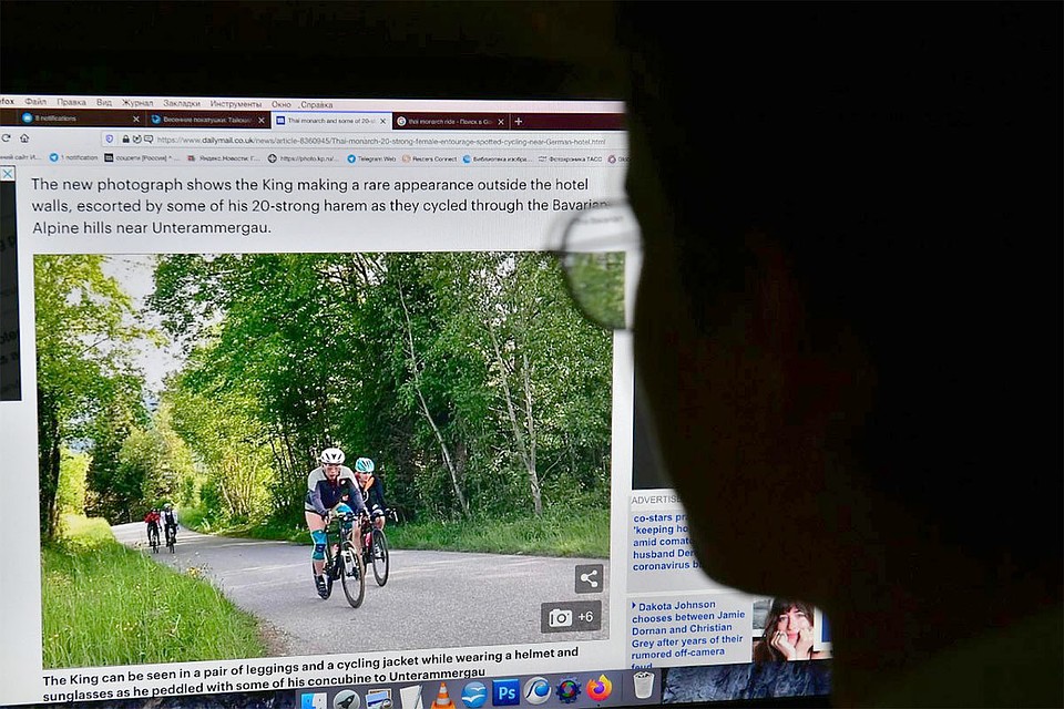 Монарх и его окружение попались на камеры фоторепортеров во время велопрогулки в баварских альпах.