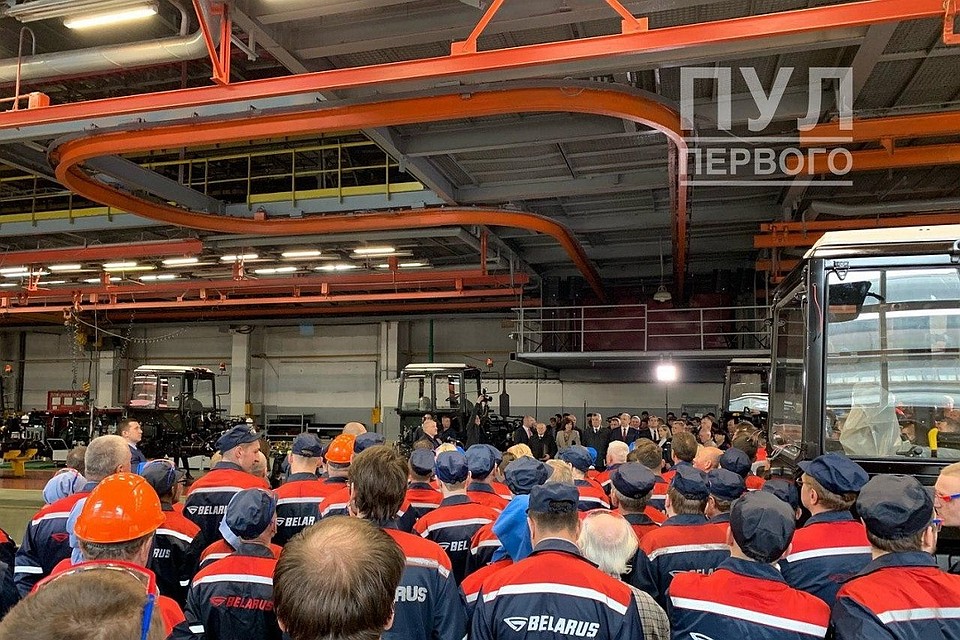 На МТЗ Лукашенко выступал перед рабочими среди тракторов. Фото: Telegram-канал «Пул Первого».