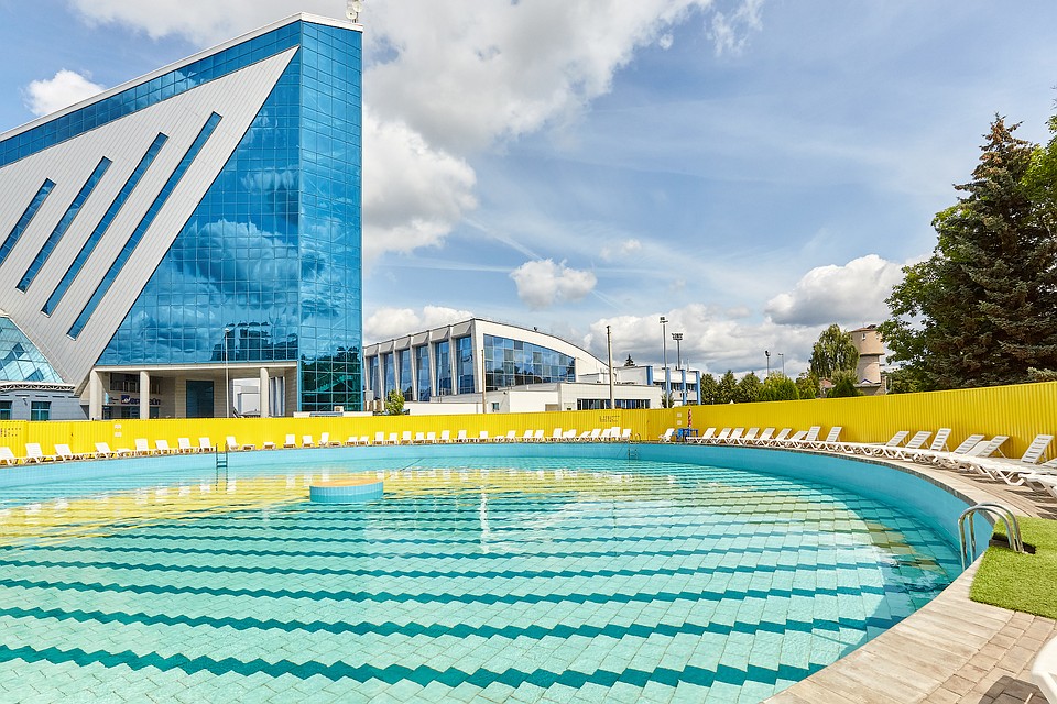 Во Дворце водного спорта уже работает открытая зона. Температура воды в бассейне с минеральной водой - около 27 градусов. Фото: ДВС