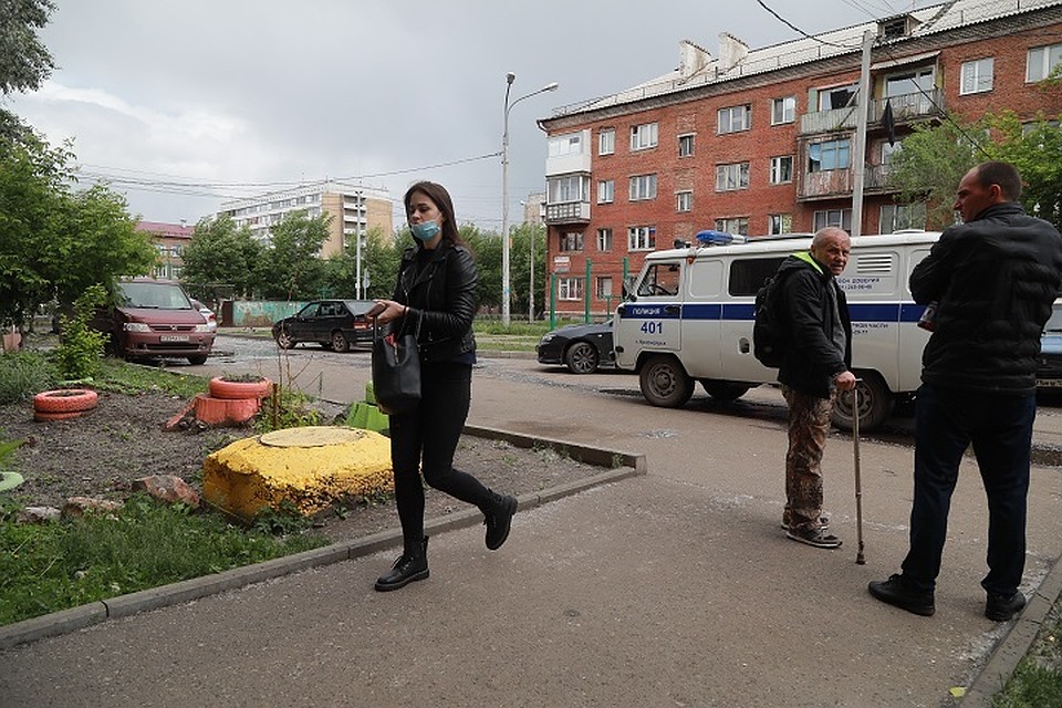 Двор большой, народу много, но момент исчезновения малыша никто не заметил.