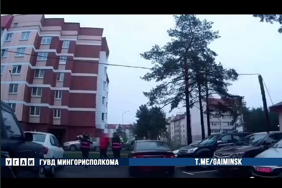 Инспекторы догнали пьяного лихача и отвезли в больницу для медосвидетельствования. Фото: стоп-кадр | видео УГАИ ГУВД Мингорисполкома.