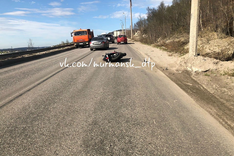 В ДТП с участием мотоцикла пострадали два человека. Фото: vk.com/murmansk_dtp