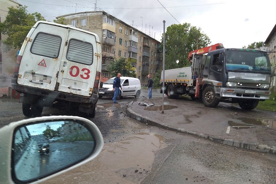 "Скорая" застряла в яме на проезжей части.