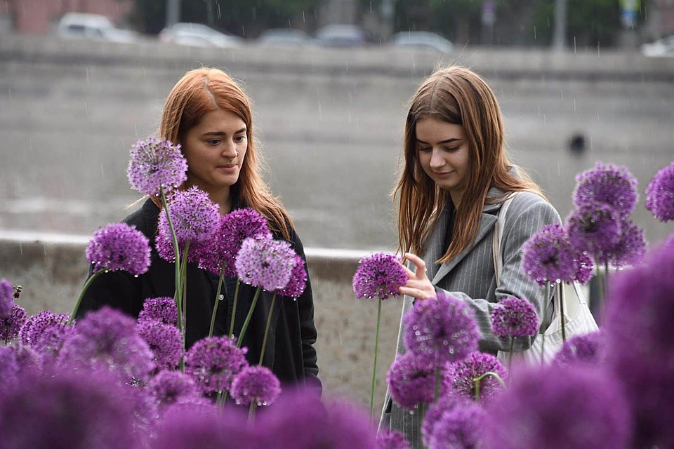 Буйство красок в парках Москвы, которые открыли свои двери для посетителей.