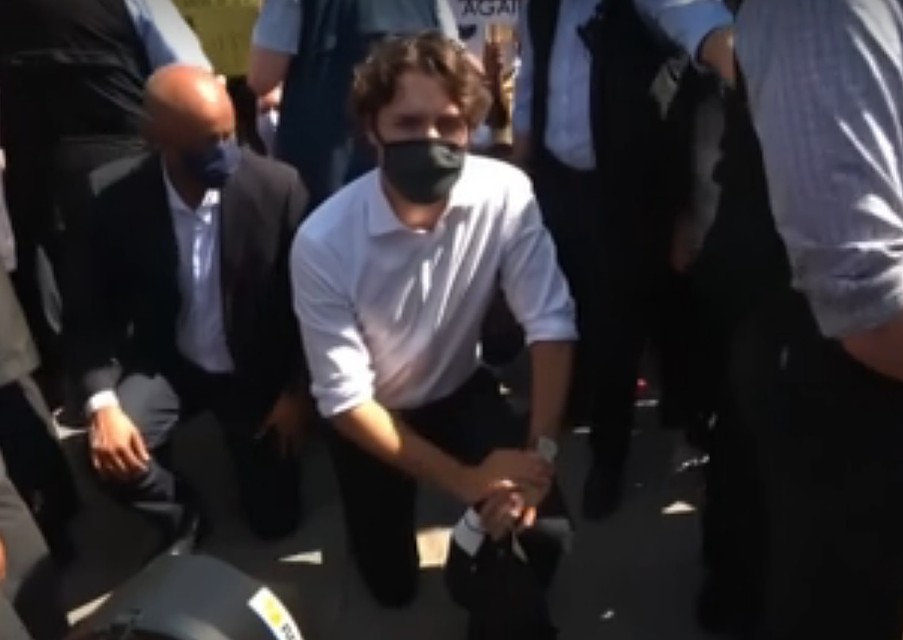 Джастина Трюдо протестующие попросили "противостоять Трампу"