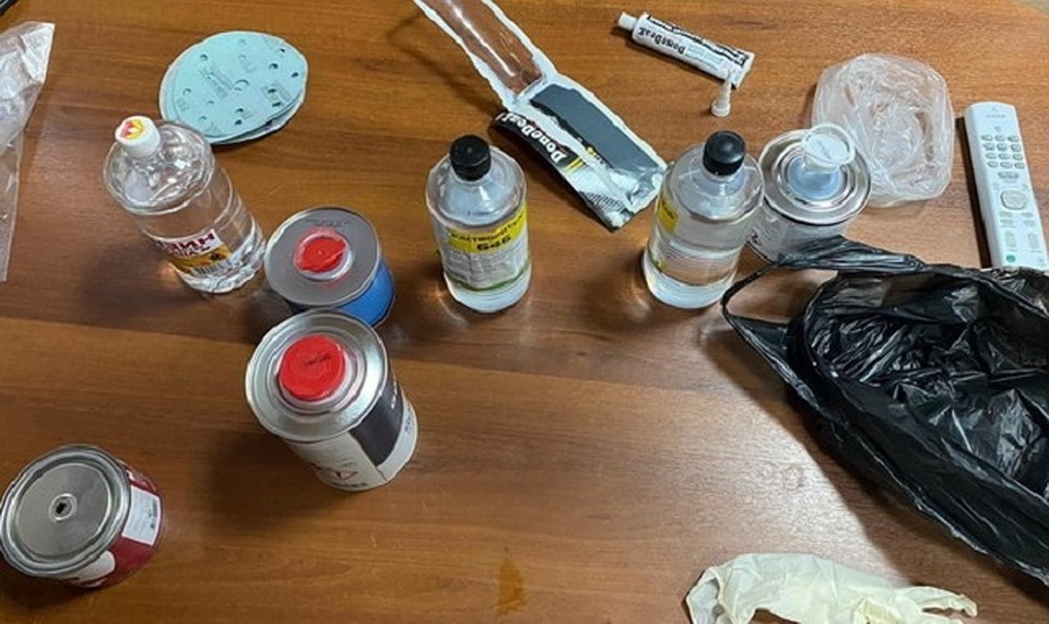 Томич пытался передать на режимную территорию лакокрасочные средства для авторемонта, в их числе - герметик с наркотической «начинкой». Фото УФСИН России по Томской области.