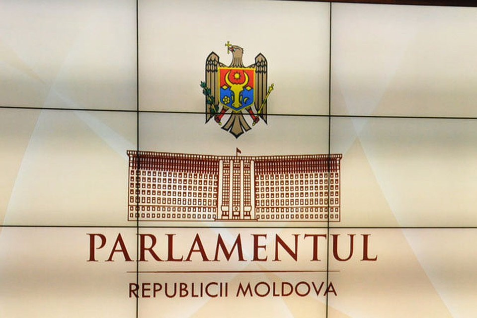 Пора прекратить политический туризм в парламенте.