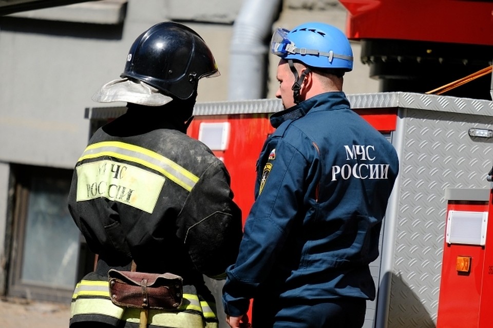 Огнеборцы спасли людей из горящей квартиры
