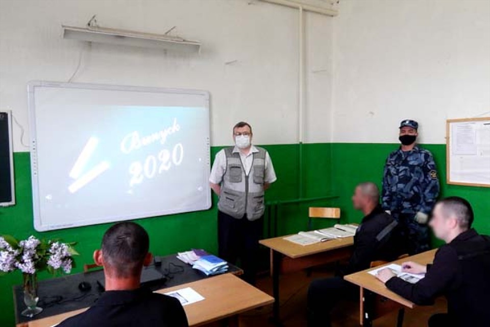 Вручение аттестатов в ИК-6. Фото: УФСИН РФ по Тверской области