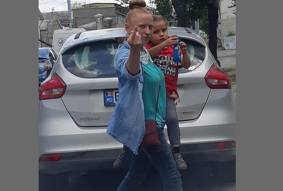Увидев, что ее снимают, "мамаша" показала неприличный жест. Фото: Ирина Астахова/Facebook