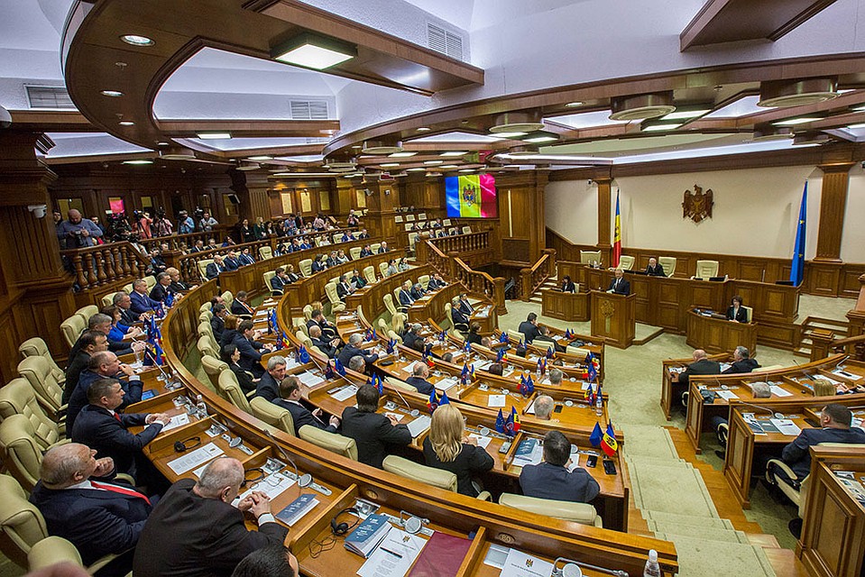 Купля-продажа депутатов в нынешнем парламенте превратилась в обычную практику. Фото: Dumitru Doru / EPA / TASS